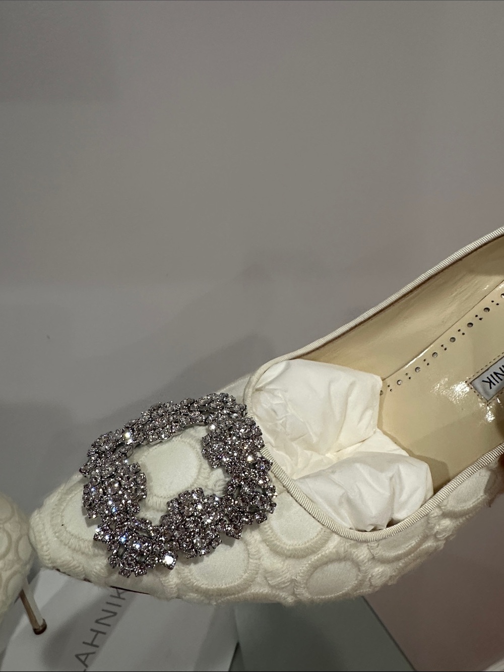 Manolo Blahnik Ivory silk Embellished Pearl Pumps size 39.5 - Picture 3 of 11